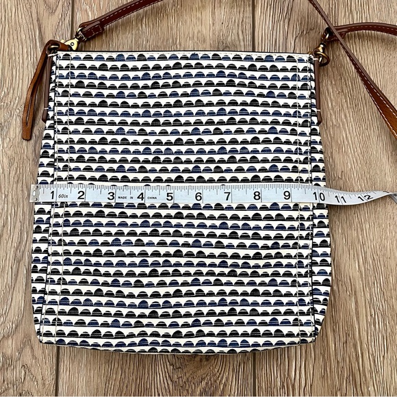 Fossil white crossbody with black and blue circular print - Picture 7 of 8